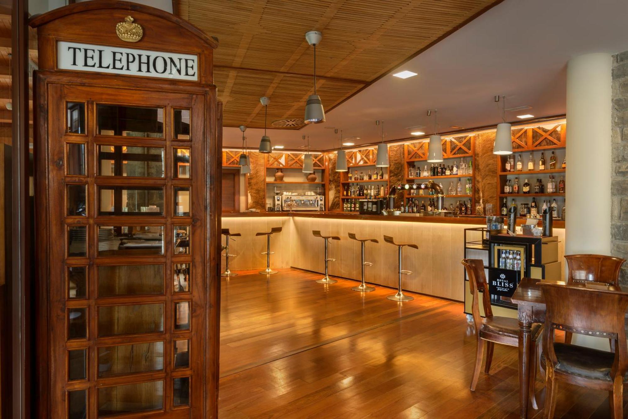 Hotel & Spa Monasterio De Boltana Luaran gambar The bar at the hotel
