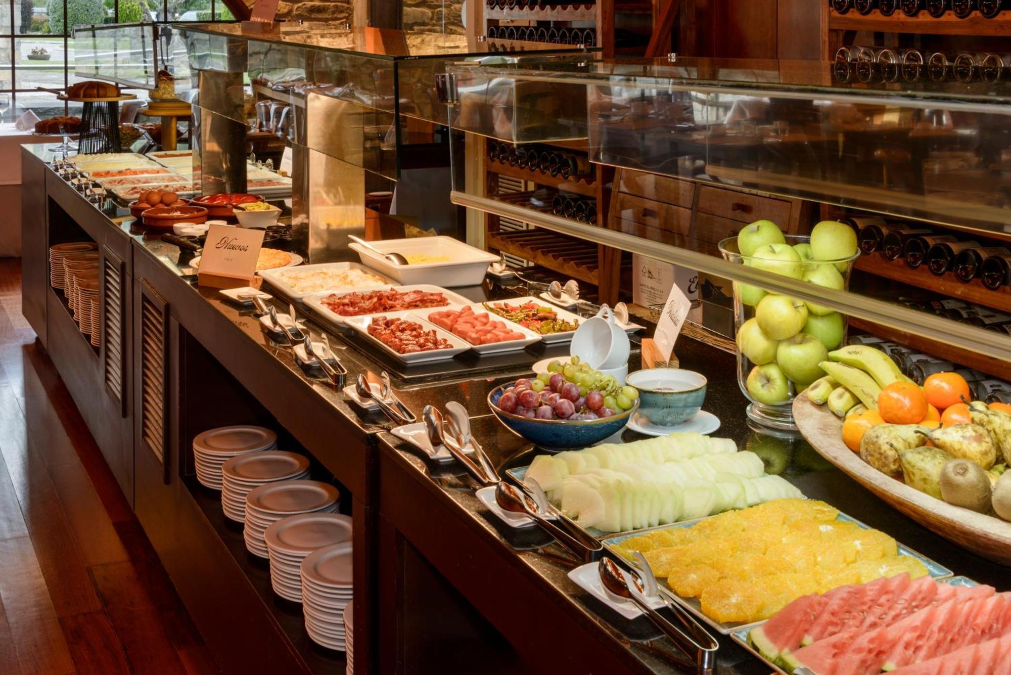 Hotel & Spa Monasterio De Boltana Luaran gambar A buffet at a hotel