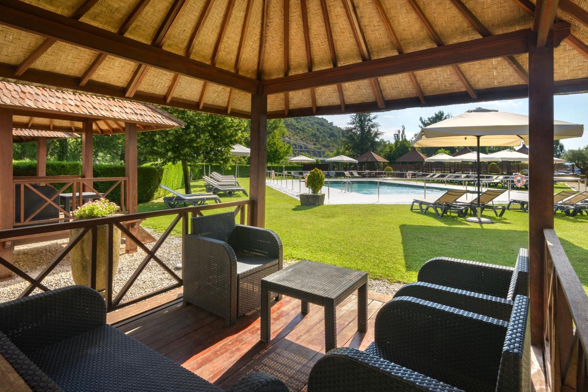 Hotel & Spa Monasterio De Boltana Luaran gambar The swimming pool at the hotel
