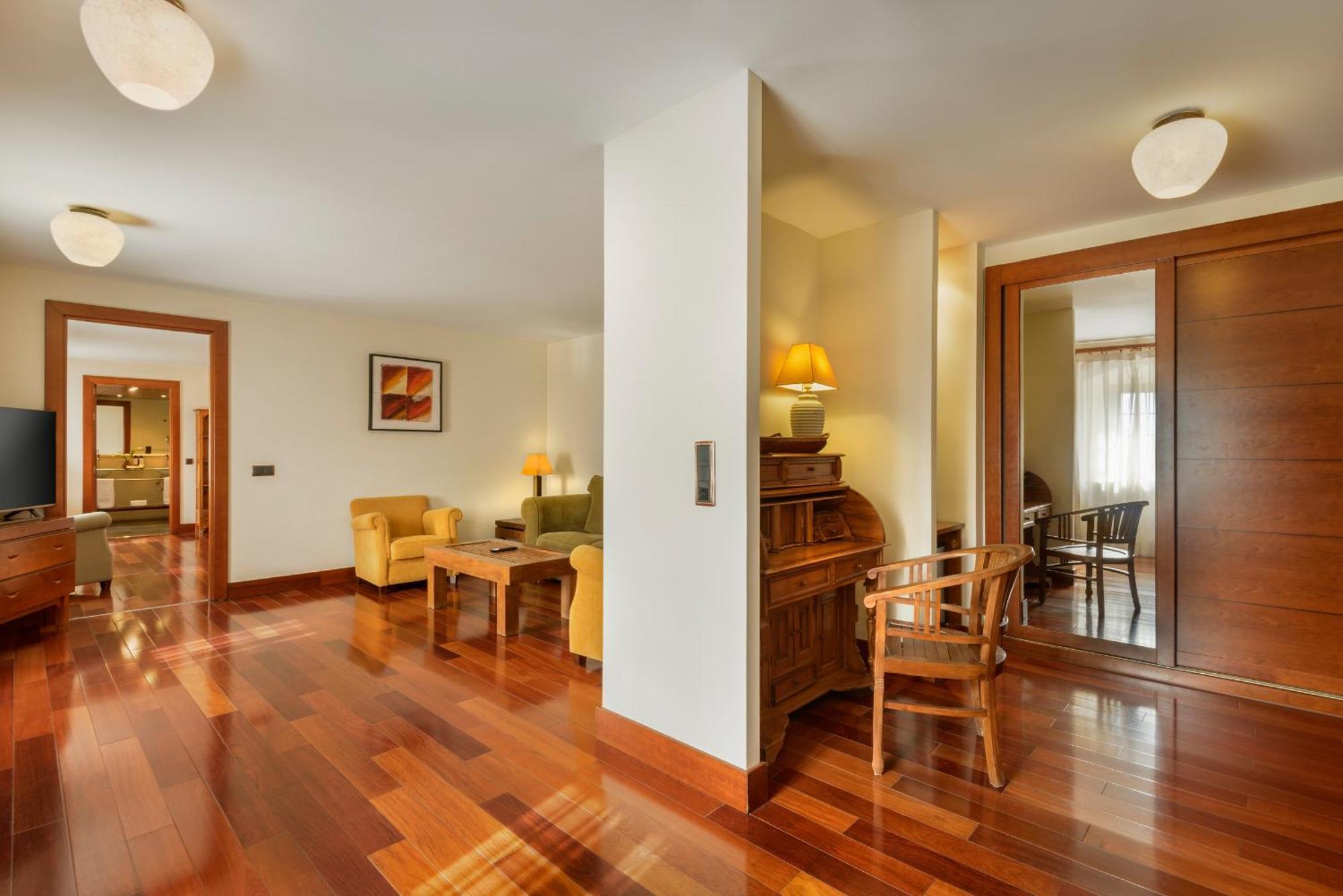 Hotel & Spa Monasterio De Boltana Luaran gambar Interior of a suite